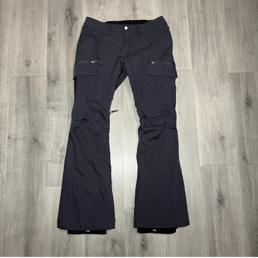 Burton Women's Gloria’s Dryride flare leg cargo ski pants. Dark grey